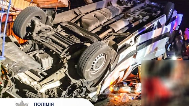 На Миколаївщині перекинувся рейсовий мікроавтобус: троє загиблих, інші пасажири в лікарні – поліція