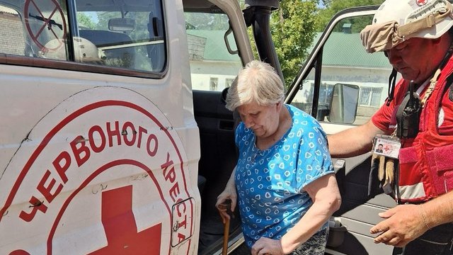 Волонтери УЧХ двох областей беруть участь в евакуації мешканців Корабела у Херсоні