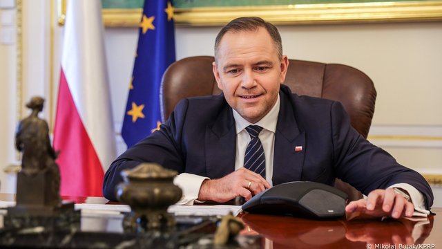 Президент Навроцький представляє Польщу під час телефонної конференції з президентом США та партнерами України