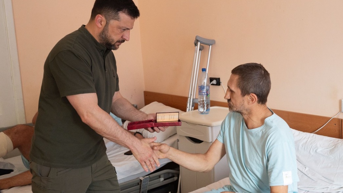 Zelenskyy meets with wounded soldiers in Kharkiv, presents them state awards