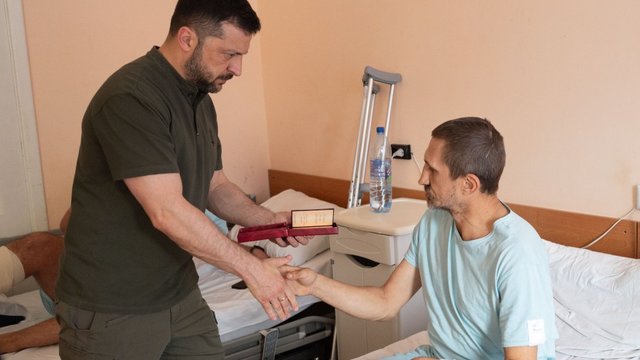 Зеленский в Харькове встретился с ранеными воинами и отметил их государственными наградами