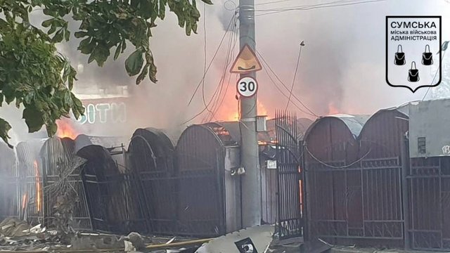 Окупанти завдали дронового удару по ринку в Сумах, здійнялася пожежа