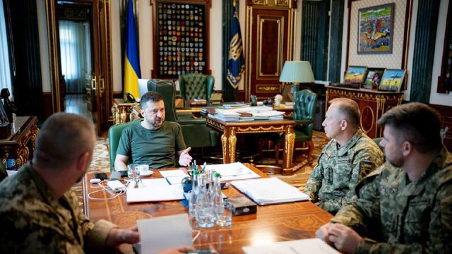 Зеленський обговорив з військовими додаткове постачання для напрямків на Запоріжжі та Донеччині