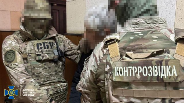 СБУ: 68-річний мешканець прифронтового селища на Запоріжжі отримував від ворога дронами вибухівку для терактів