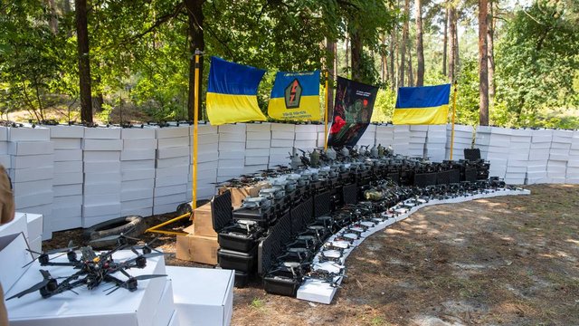 Кличко передав 900 БпЛА бійцям ЗСУ від громади столиці