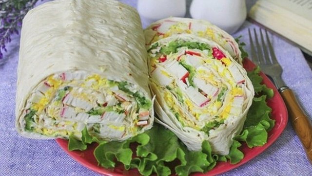Рулет з лаваша з крабовими паличками: як зробити закуску без заморочок
