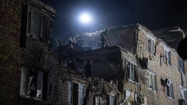 В Киеве продолжаются работы на месте разрушений в результате вражеского обстрела - ГСЧС