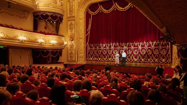 Авіакомпанія "Українські вертольоти" організувала 1500 дітям загиблих Захисників театральне свято та вручення сертифікатів