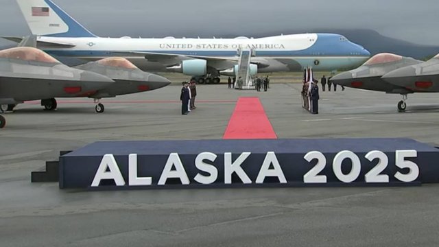 Самолет Трампа приземлился в Анкоридже