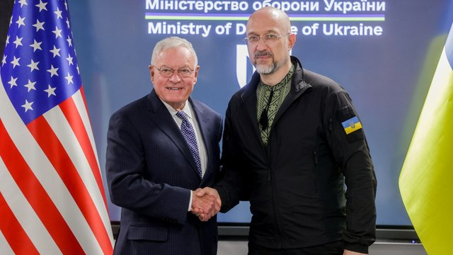 Шмигаль передав Келлогу документи до підписання угоди з виробництва та продажу безпілотників