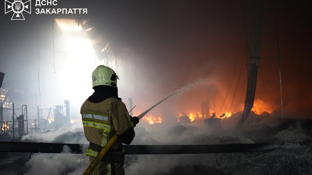 У Мукачеві вже 16 постраждалих, рятувальники локалізували пожежу на підприємстві