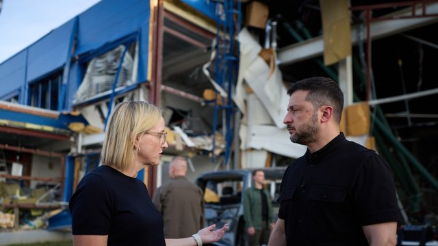 Зеленский посетил разрушенный ракетами американский завод Flex в Мукачево