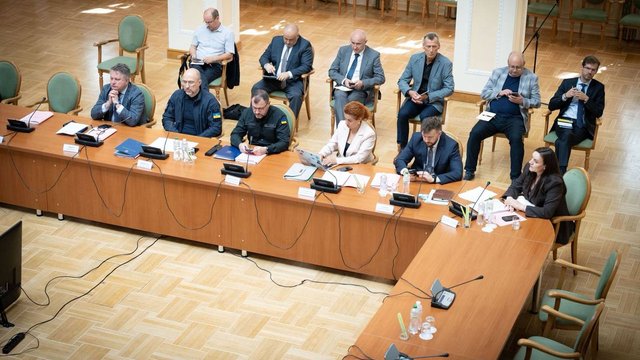 Кабинет министров после вражеского попадания в Дом правительства провел заседание в Клубе Кабмина