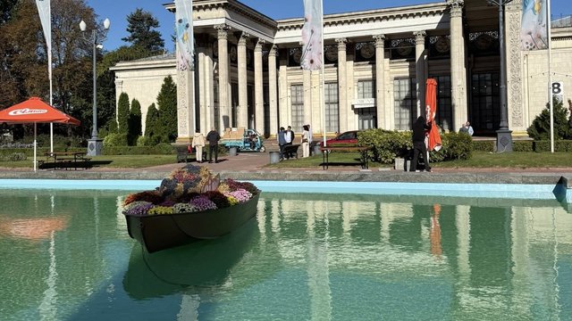 На ВДНГ у Києві відновили басейн між 4, 8 та 10 павільйонами