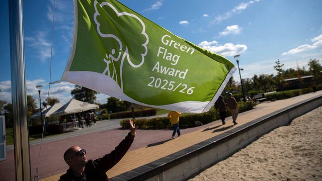 На Оболонском острове в Киеве подняли первый в Украине Green Flag