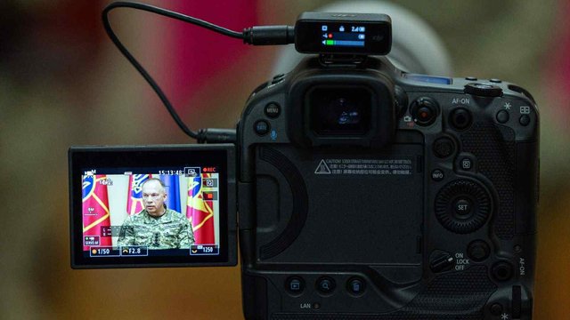 Враг применяет примерно вдвое больше артиллерийских снарядов - Сырский