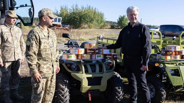 Порошенко передав військовим нову партію техніки у день свого ювілею