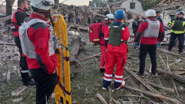 УЧХ допомагає на місцях після російських повітряних атак у Запоріжжі та Сумах