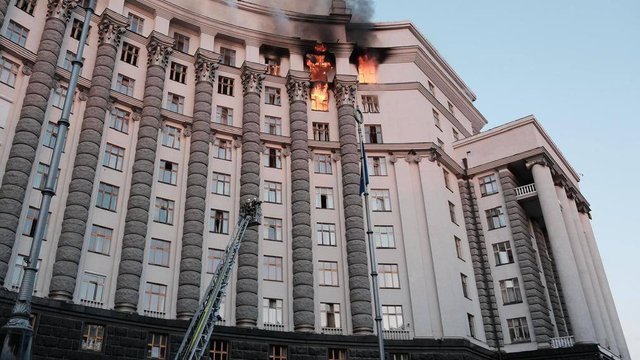 Пожежа урядової будівлі в Печерському районі внаслідок влучання уламків БпЛА