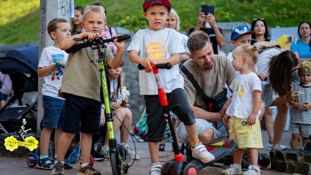 Андріївський узвіз у вихідні зібрав близько 10 тисяч гостей але підтримка фронту виявилася мізерною