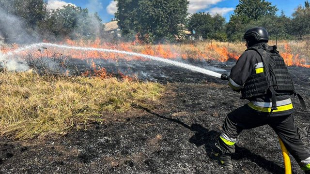 Біля прифронтового села на Харківщині горіла суха трава на площі 2,5 га через ворожий обстріл