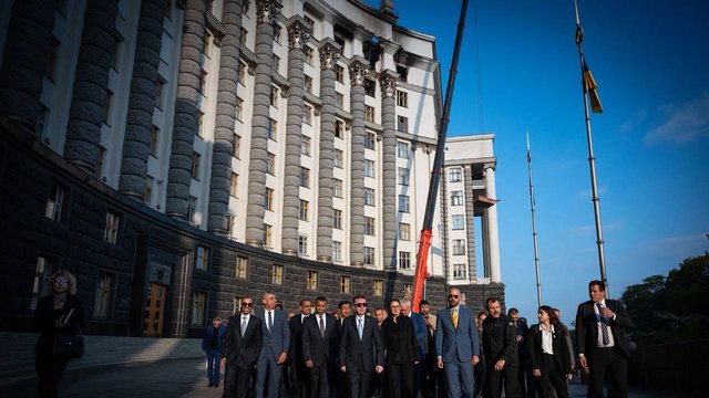 Свириденко з міністрами показали керівникам дипмісій пошкоджені російською атакою поверхи будівлі Кабміну