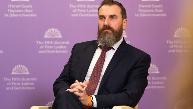 Лісовий: уряд має працювати над проблемою зарплат медпрацівників шкіл