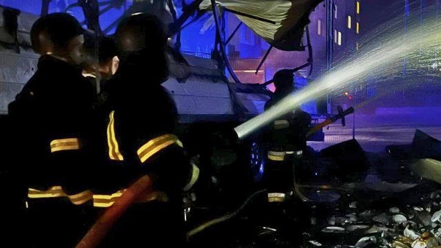 Ворог повторно атакував автостоянку ТЦ на Київщині, де працювали рятувальники