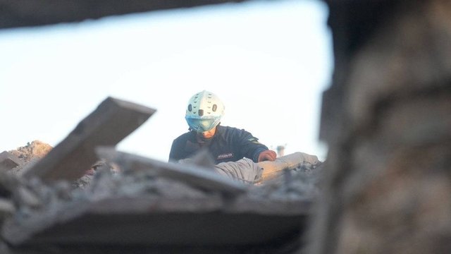 У Запоріжжі внаслідок атаки зруйновано приватний будинок, під завалами може бути жінка