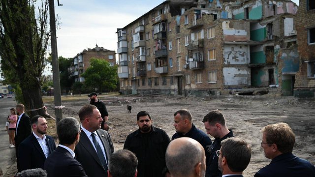 В Киеве Ермак, Ткаченко и советники по безопасности ЕС и Британии почтили память погибших в Дарницком районе