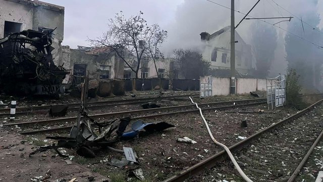 Ворог б'є по залізничній інфраструктурі України, в Одесі постраждав машиніст потяга та ще одна людина