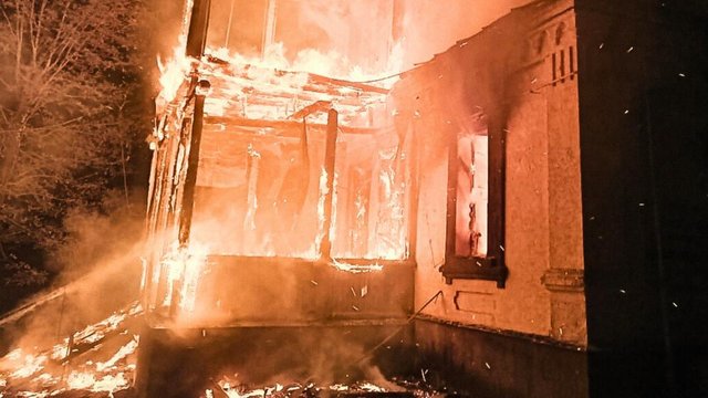 Ворог атакував дронами Київщину, виникла пожежа в санаторії, постраждав чоловік