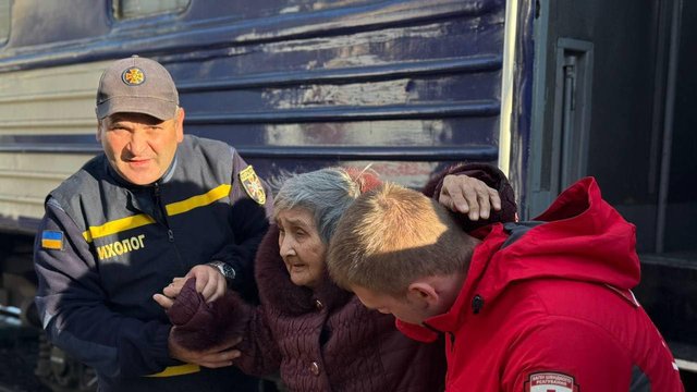 Волонтеры УКК встретили эвакуационный поезд в Житомирской области