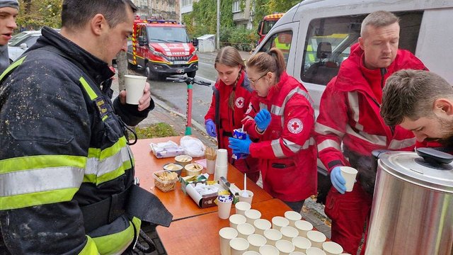 Волонтеры УКК дежурили на месте ликвидации пожара в Киеве