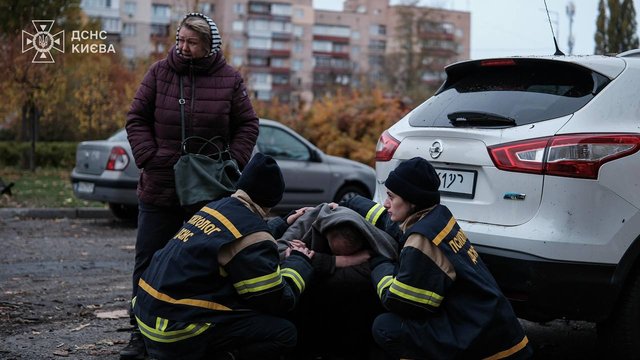 Аварійно-рятувальні роботи у Києві продовжуються, на місцях уражень - понад сотня рятувальників та поліцейських, десятки одиниць інженерної техніки – Клименко