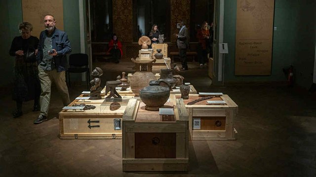 Ритуальна маска з Ліберії, весільний стілець з Кенії та хрест з Ефіопії: у Києві розпочала роботу виставка "Африка: директ"