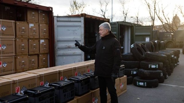 Порошенко передасть військовим пилорами, шини і зарядні станції