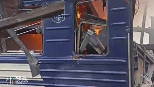 Окупанти завдали удару по вокзалу у Шостці, близько 30 пасажирів поїзда "Київ-Шостка" поранені
