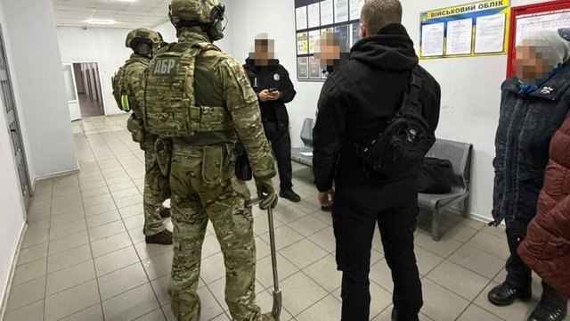 Правоохоронець на Київщині за $10 тис. сприяв незаконному вирощуванню наркотичних засобів - ДБР