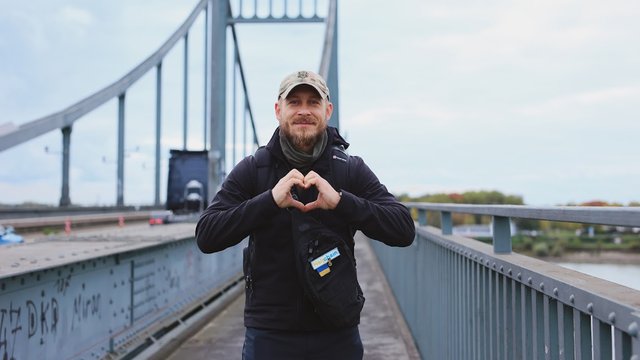 Український ветеран, який пішки йде до Брюсселя, зустрівся з Мерцом і подарував йому свій бойовий шеврон