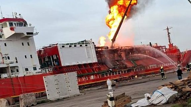 У порту "Ізмаїл" загорілося турецьке судно-газовоз ORINDA після нічної атаки РФ