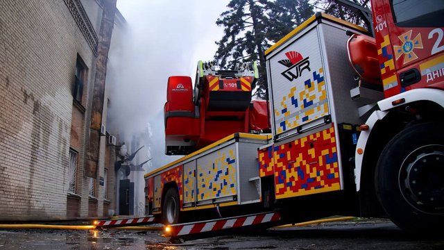 Будівлю в якій розташовані редакції телекомпанії Суспільне і Українського радіо в Дніпрі зруйновано внаслідок атаки ворога