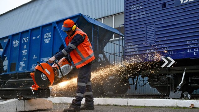 "Укрзалізниця" отримала нову партію переважно української техніки для колійників і енергетиків