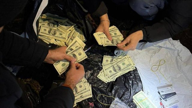 Затриманого столичного поліцейського повідомлено про підозру в заволодінні речовими доказами на 13,3 млн грн