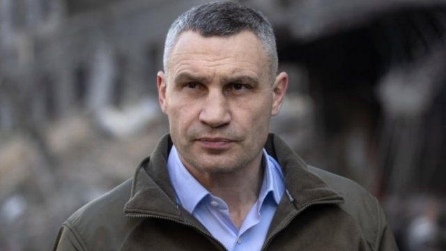 Мер: У Києві перебої зі світлом, у трьох районах — пожежі через падіння уламків