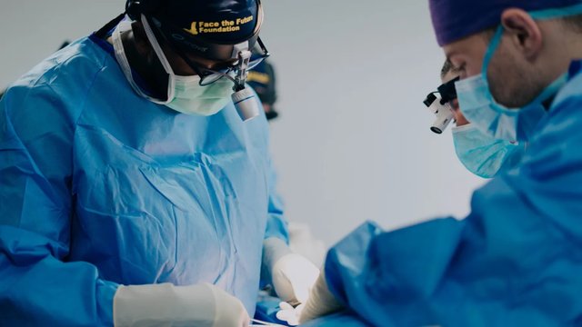 Хірурги з Канади та США в ході 6-ї місії Face the Future Ukraine реконструювали обличчя 32 пораненим українцям