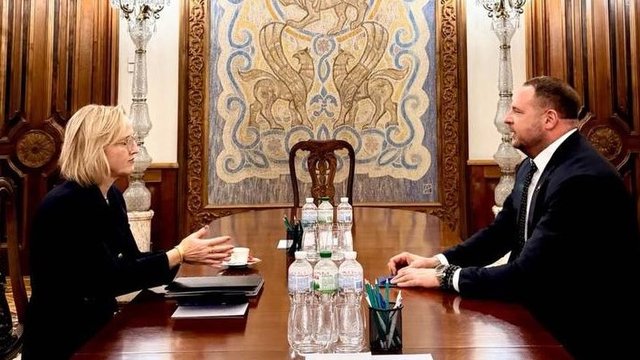 Єрмак і Джулі Девіс висловили впевненість, що розслідування справ щодо корупції мають бути неупередженими