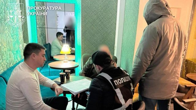 В Киеве мошенники обещали американскому добровольцу ВСУ изготовить "лазерное оружие" за более чем 3,2 млн грн