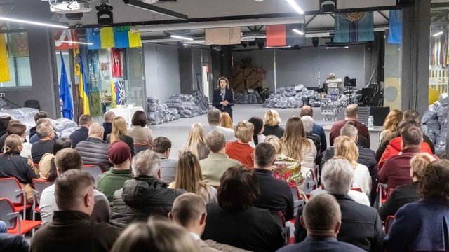 Порошенки передали військовим 900 тисяч квадратних метрів для маскувальних сіток