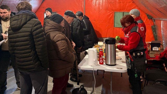 Волонтери УЧХ допомагають постраждалим від російської повітряної атаки у столиці та Київській області